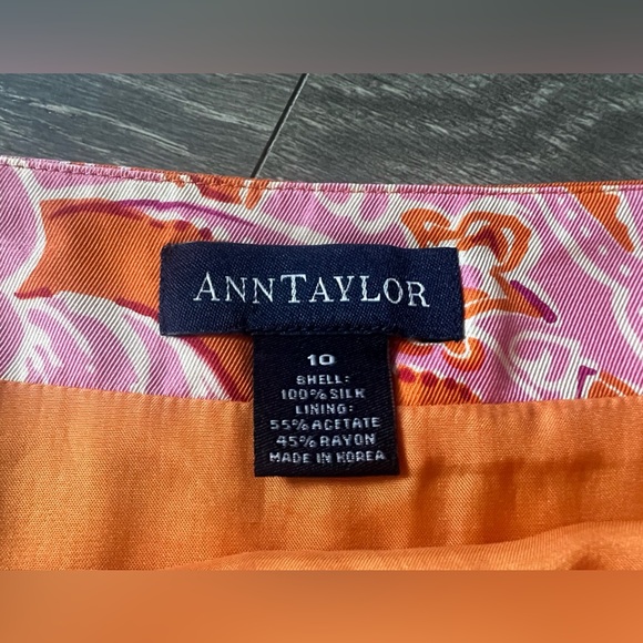 Ann Taylor 100% silk floral pencil skirt. Size 10 - Picture 5 of 5